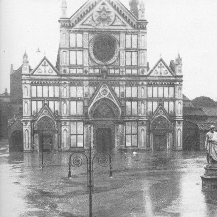 Piazza Santa Croce a Firenze durante l'alluvione del 1966